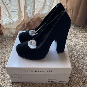 Steve Madden Sarrina Black Suede size 8 1/2